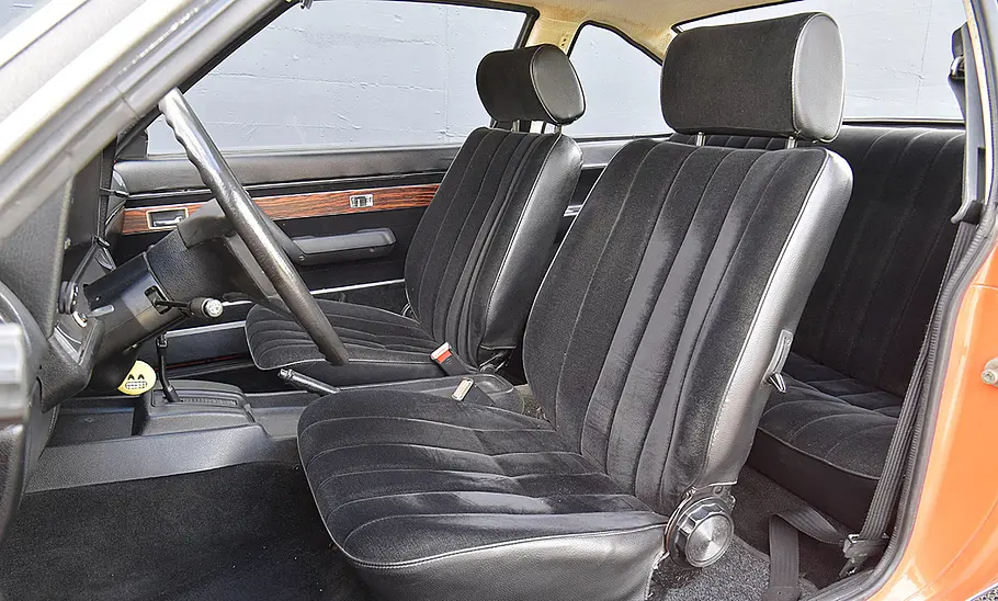 Die Vordersitze des Opel Manta B 1.9 E.