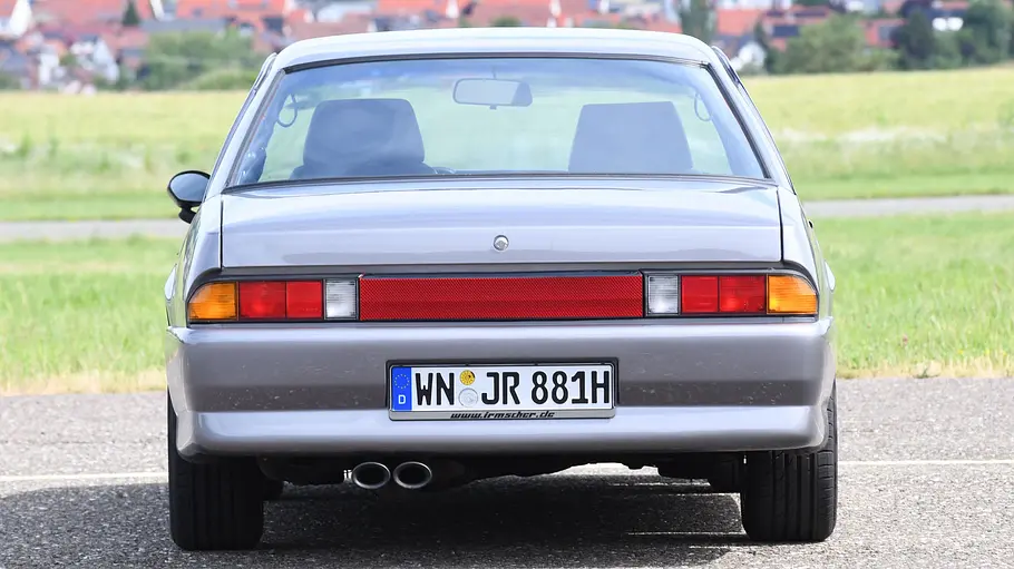Der Opel Manta C stehend von hinten.