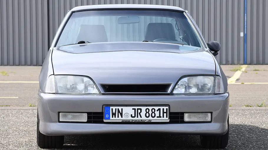 Der Opel Manta C stehend von vorne.