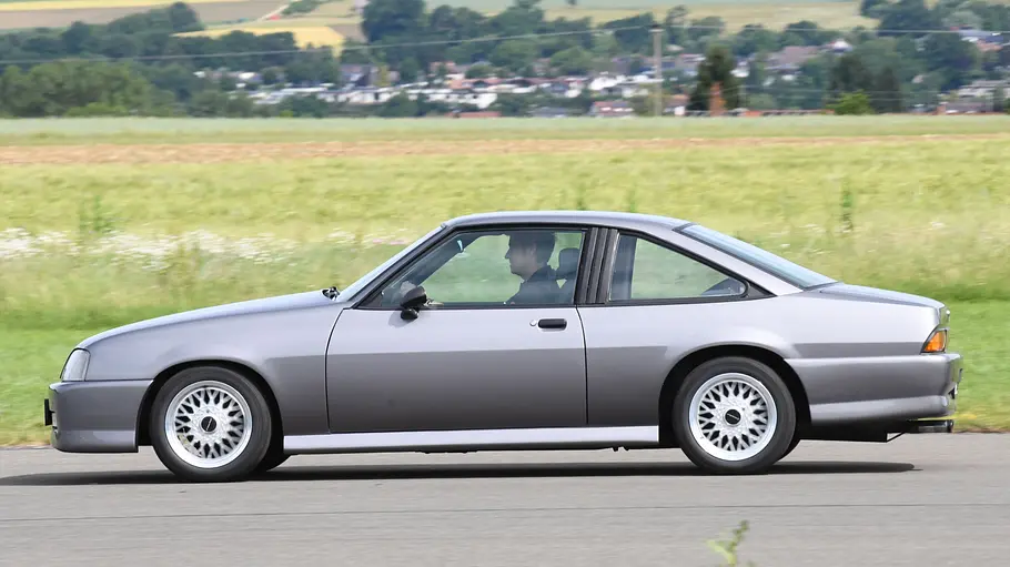 Der Opel Manta C fahrend seitlich.