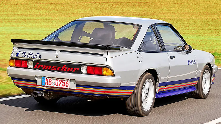 Opel Manta i200 Der Opel Manta i200 fahrend von hinten