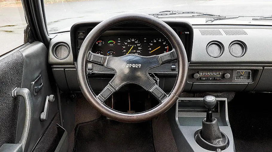 Opel Manta i200 Das Cockpit des Opel Manta i200