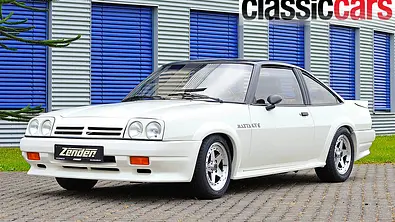 Der Opel Manta GT/E Zender statisch von schräg vorne fotografiert. - Foto: Nils Koshofer