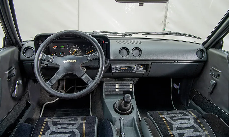 Der Innenraum des Opel Manta B i 200.