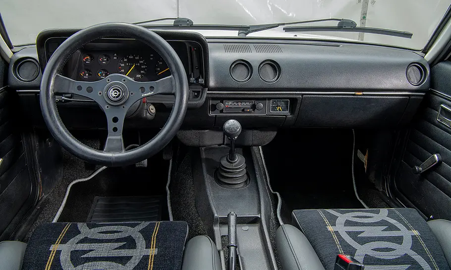 Der Innenraum des Opel Ascona B i 2000.