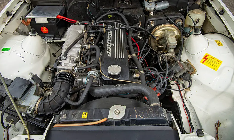 Der Motorraum des Opel Manta B i 200.