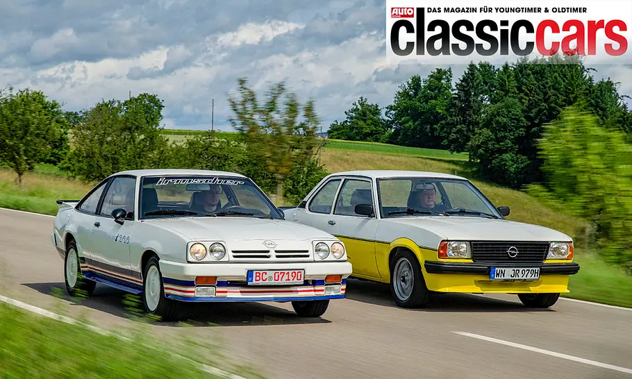 Der Opel Manta B i 200 und Opel Ascona B i 2000 fahren auf einer Landstraße nebeneinander, fotografiert von schräg vorne rechts..