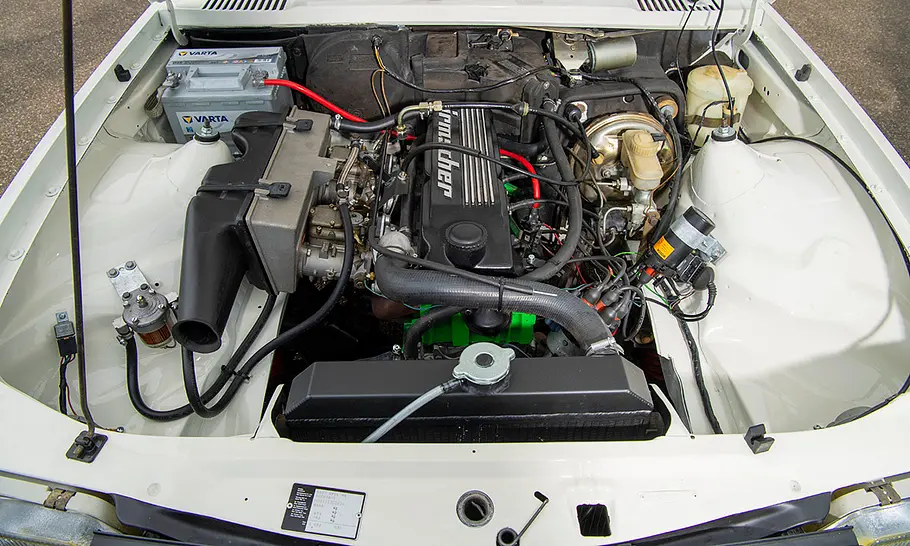 Der Motorraum des Opel Ascona B i 2000.