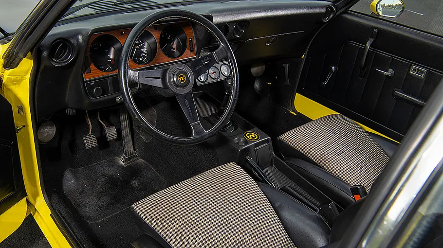 Opel Manta TE 2800 Das Cockpit des Opel Manta TE 2800