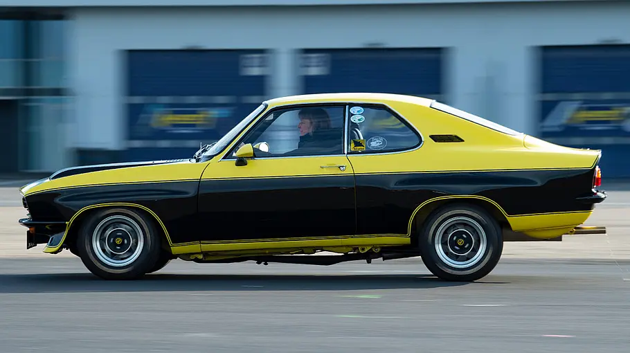 Opel Manta TE 2800 Der Opel Manta TE 2800 fahrend seitlich