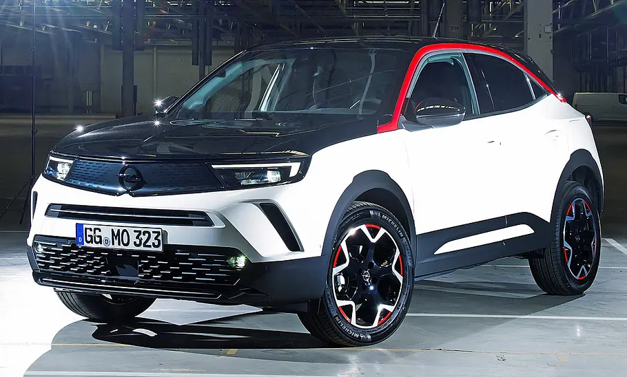 Der Opel Mokka (2020) von vorne rechts in einer Studioumgebung fotografiert.