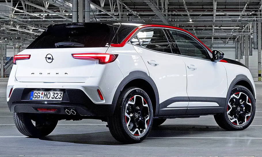 Der Opel Mokka (2020) von hinten rechts in einer Studioumgebung fotografiert.