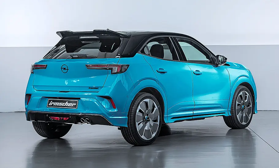 Opel Mokka Facelift von Irmscher in Blau statisch von schräg hinten fotografiert.