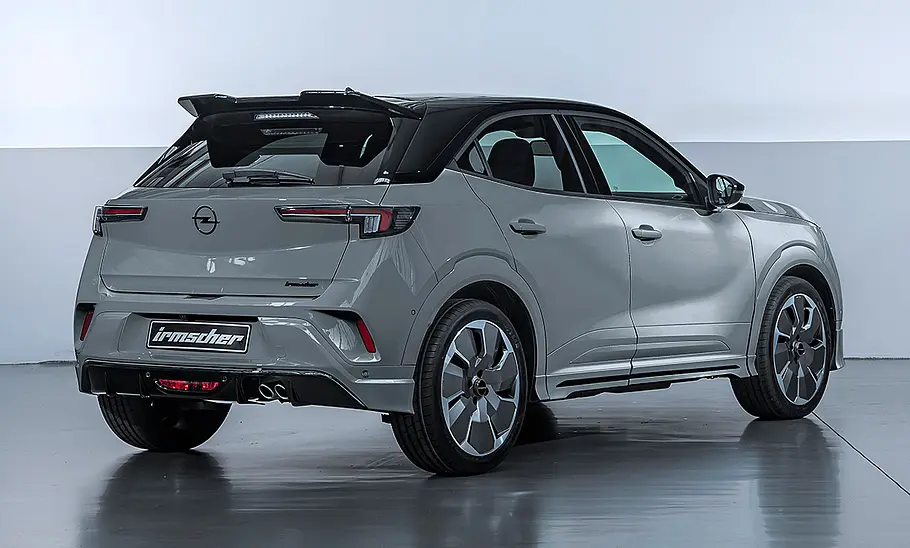 Opel Mokka Facelift von Irmscher in Grau statisch von schräg hinten fotografiert.