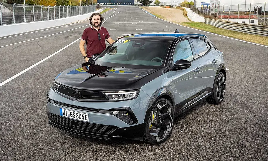Autor Jonas Eling am Opel Mokka GSE, fotografiert von schräg vorne.