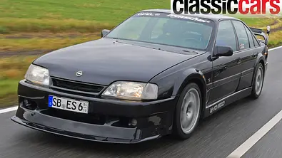 Der Opel Omega Evo 500 fahrend von schräg vorne. - Foto: Zbigniew Mazar