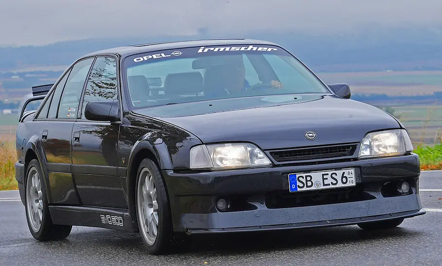 Der Opel Omega Evo 500 fahrend von vorne.