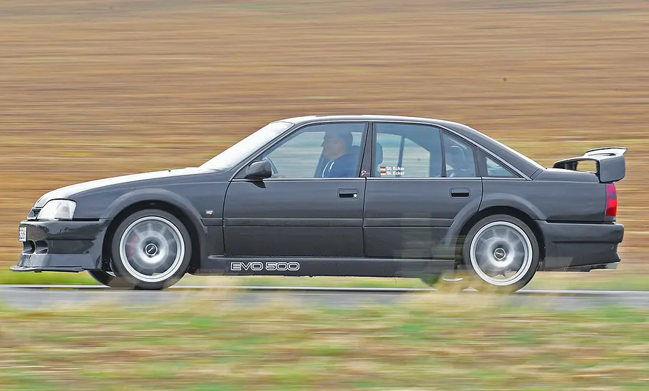 Der Opel Omega Evo 500 fahrend seitlich.