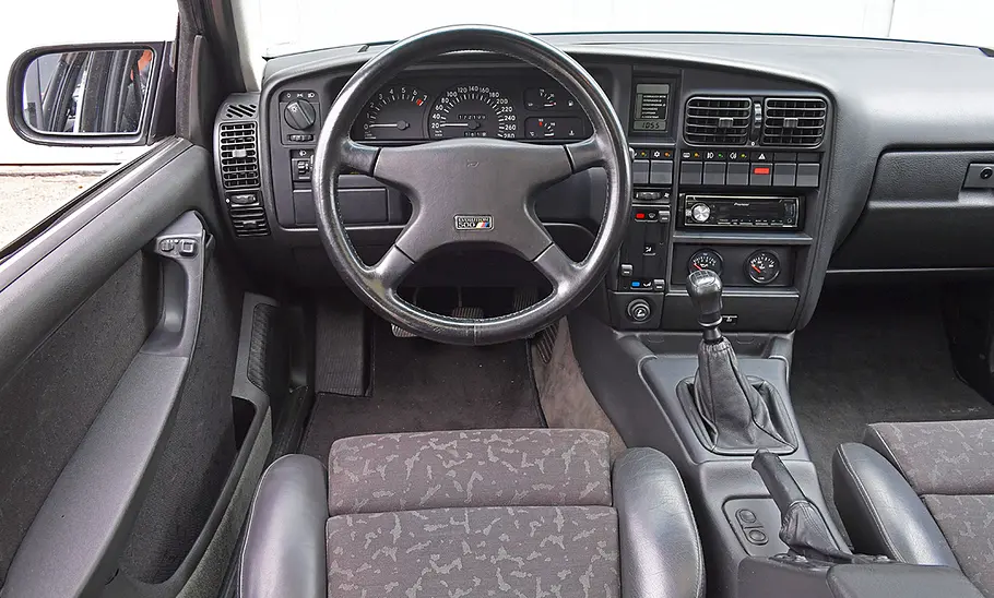 Das Cockpit des Opel Omega Evo 500.