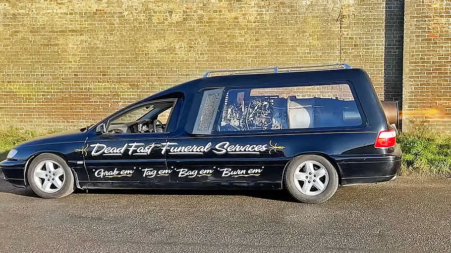 Der Opel Omega Leichenwagen stehend seitlich.