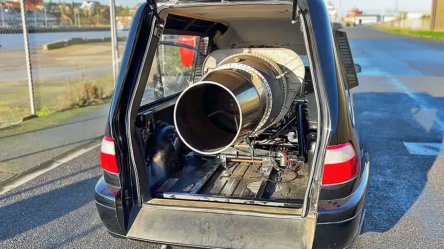 Ansicht der Jet-Turbine des Opel Omega Leichenwagens durch die geöffnete Heckklappe.