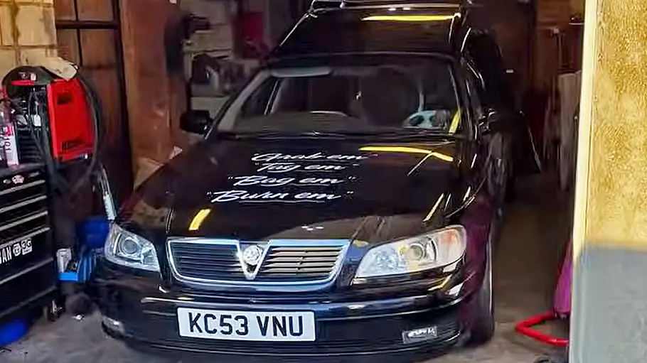 Der Opel Omega Leichenwagen stehend von vorne in einer Garage.