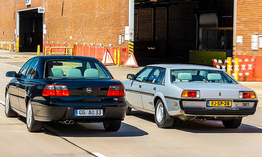 Opel Omega V8/Bitter SC Sedan statisch von schräg hinten fotografiert.
