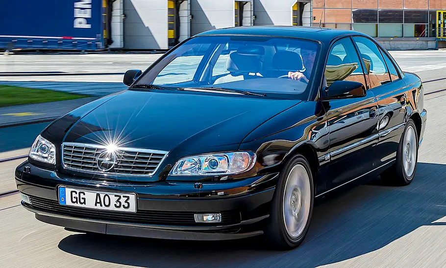 Der Opel Omega V8 fahrend von schräg vorne fotografiert.