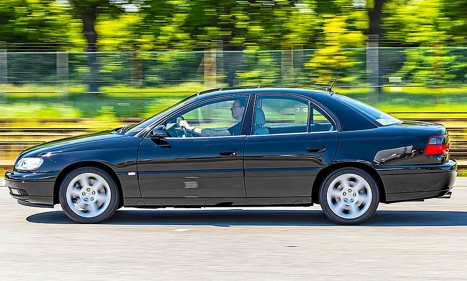 Der Opel Omega V8 fahrend von der Seite fotografiert.