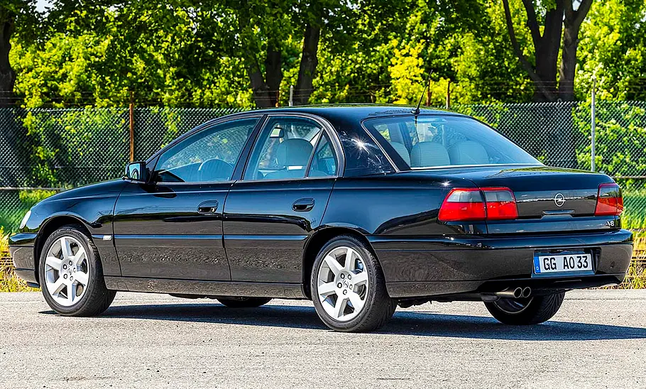 Der Opel Omega V8 statisch von schräg hinten fotografiert.
