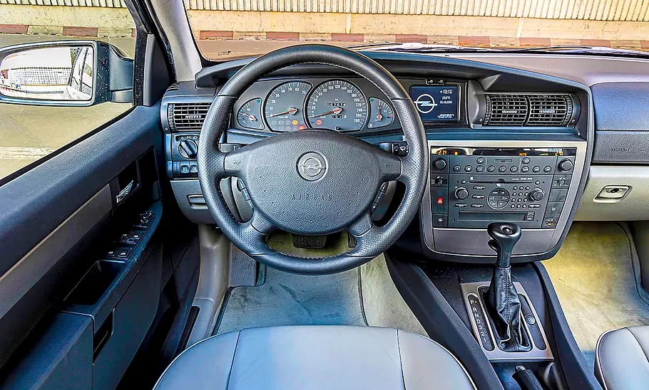 Das Cockpit des Opel Omega V8.