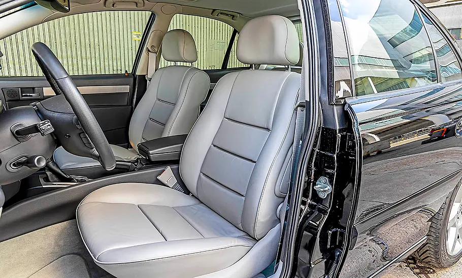 Der Innenraum des Opel Omega V8.