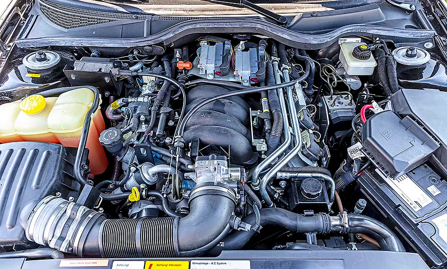 Der Motor des Opel Omega V8.