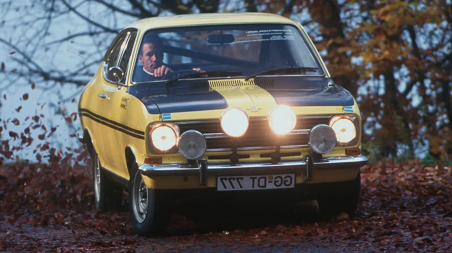 Der Opel Rallye-Kadett fahrend von vorne.