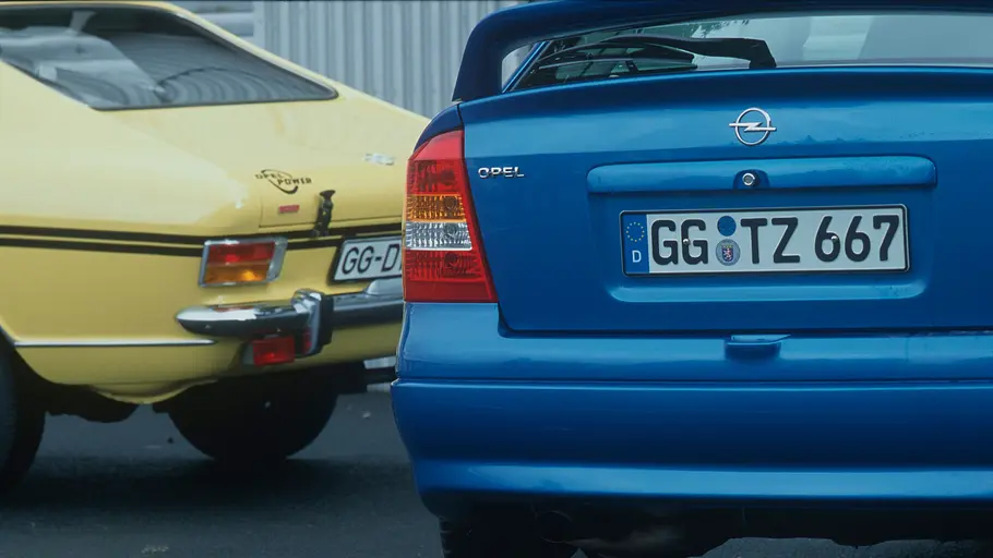 Opel Rallye-Kadett und Astra OPC stehend von hinten.