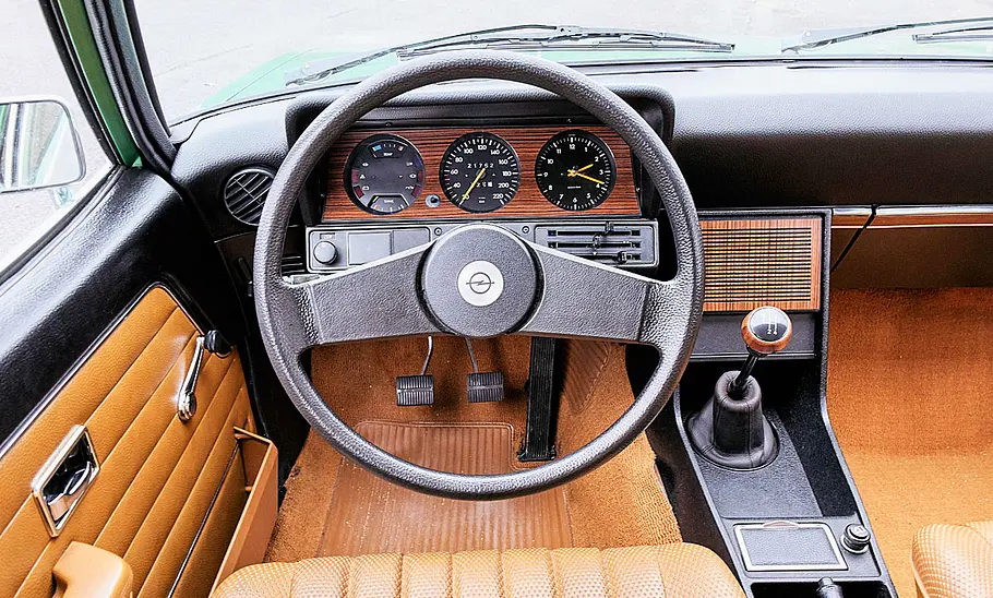 Das Cockpit des Opel Rekord D Caravan