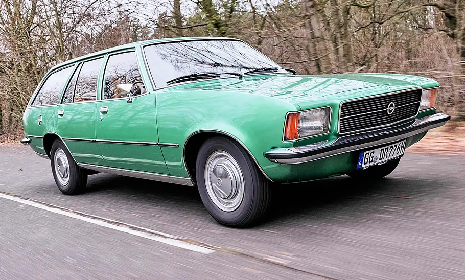 Der Opel Rekord D Caravan fahrend von schräg vorne