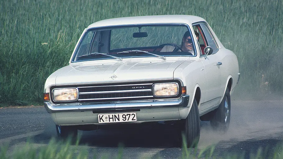 Der Opel Rekord C fahrend von vorne