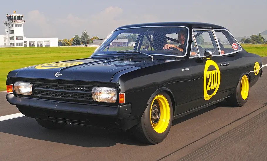 Der Opel Rekord C Schwarze Witwe fahrend von schräg vorn