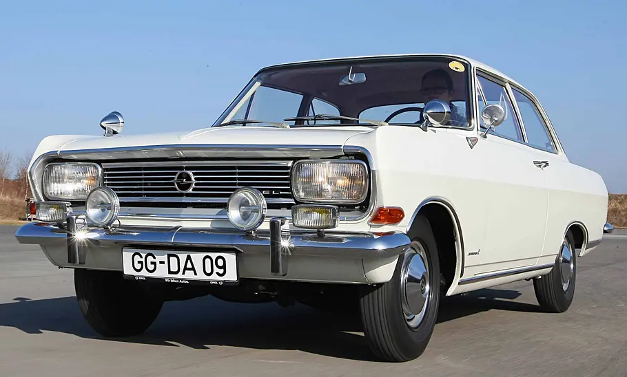 Opel Rekord B Opel Rekord B fahrend von schräg vorne fotografiert.