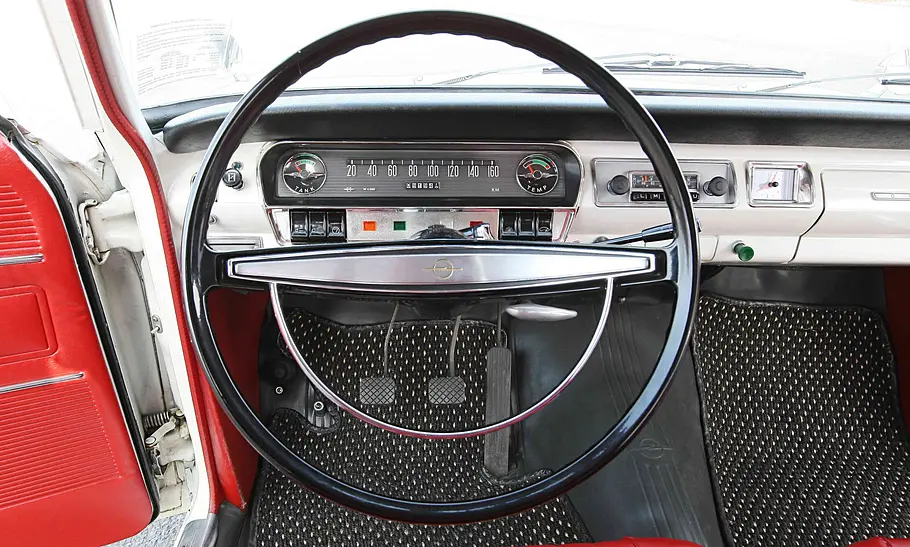 Opel Rekord B Das Cockpit des Opel Rekord B.