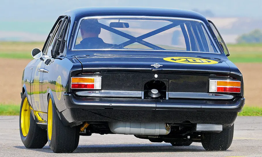 Opel Rekord C Schwarze Witwe Der Opel Rekord C Schwarze Witwe fahrend von hinten