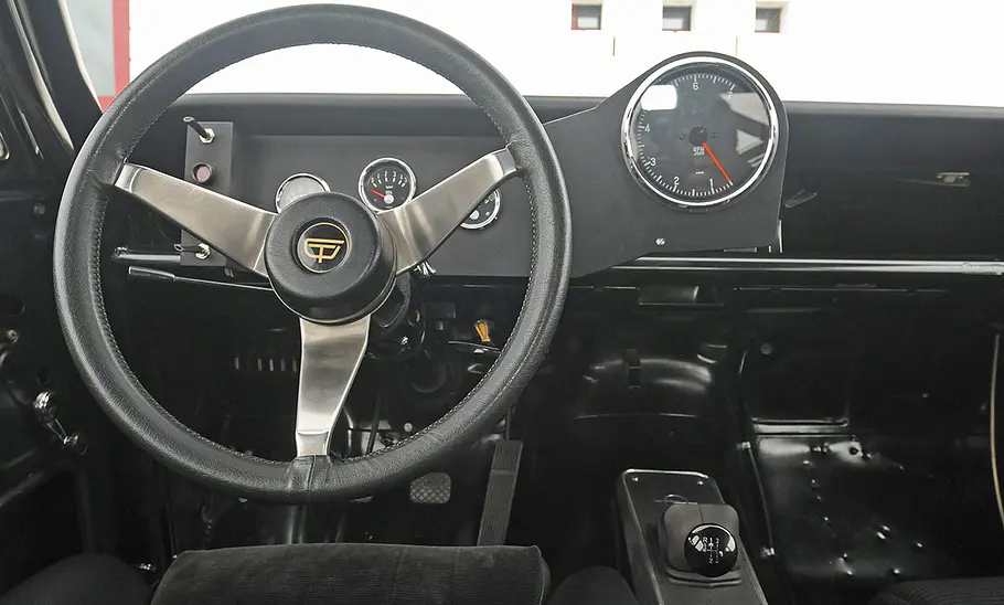 Opel Rekord C Schwarze Witwe Das Cockpit des Opel Rekord C Schwarze Witwe