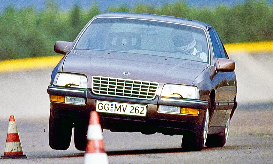 Opel Senator B Der Opel Senator B fahrend von schräg vorne fotografiert.