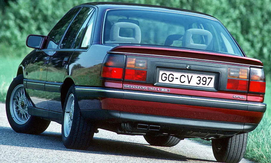 Opel Senator B Der Opel Senator B statisch von schräg hinten fotografiert.