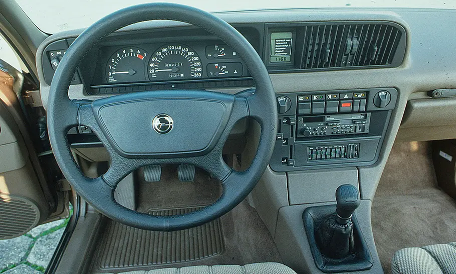 Opel Senator B Das Cockpit des Opel Senator B.
