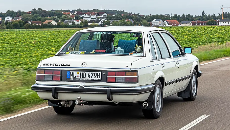 Opel Senator 2.8 S fahrend von schräg hinten fotografiert. 