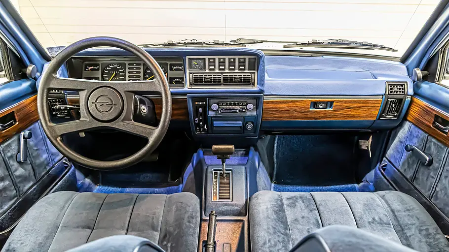 Das Cockpit des Opel Senator A 2.8 S. 