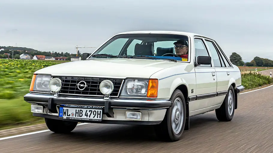 Opel Senator A 2.8 S fahrend von schräg vorne fotografiert. 
