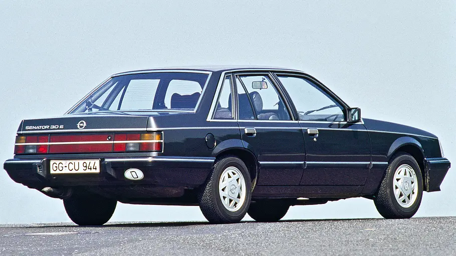 Opel Senator C 3.0 E statisch von schräg hinten fotografiert. 